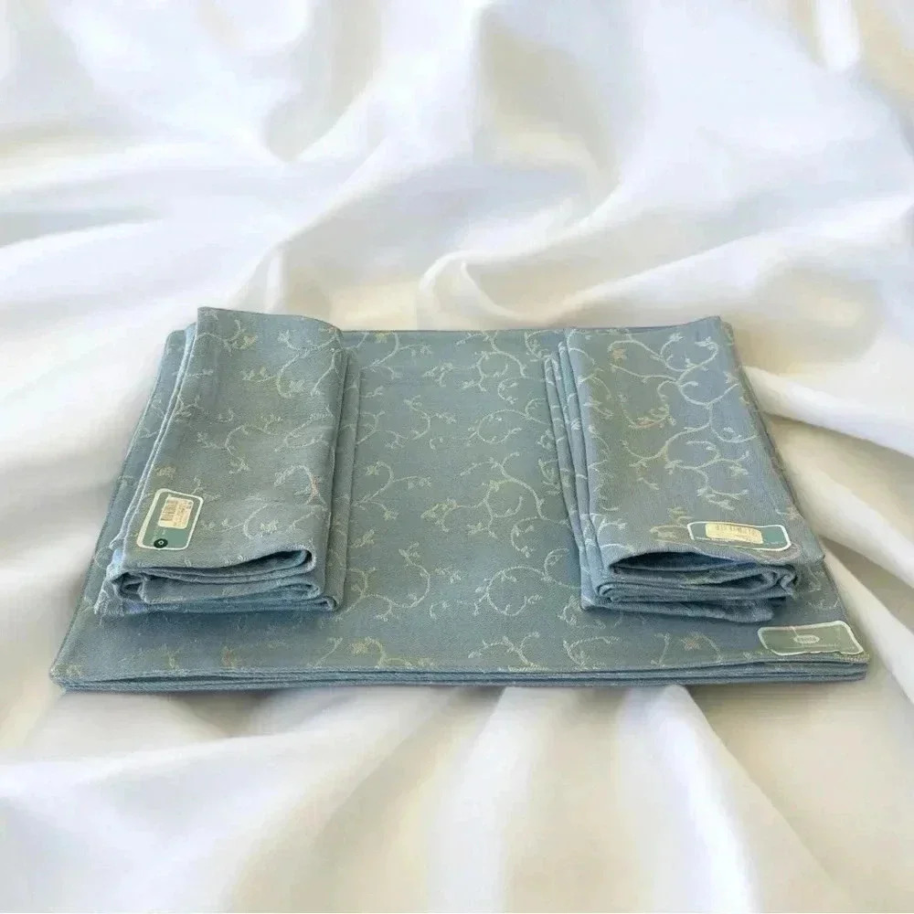 NWT Set of 8 Danica ‘Vine Damask’ Placemats and Napkins in Cool Blue